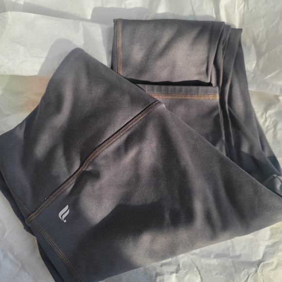 3 peice fabletics black sports bras grey leggings - Picture 6 of 7